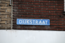 909642 Afbeelding van het oude type straatnaambordje Dijkstraat aan de zijgevel van het huis Amsterdamsestraatweg 148A ...